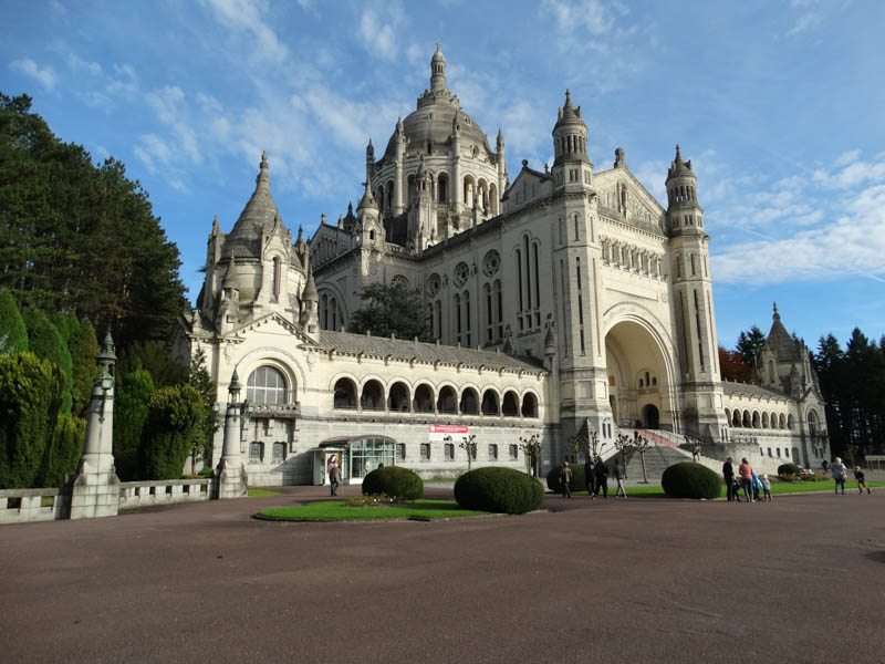 lisieux-basilique_de_lisieux-c_office_du_tourisme_de_lisieux_0.jpg