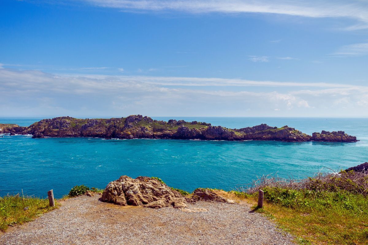 Quel est le secret derrière la beauté de la Pointe du Grouin en Bretagne ?  Ce lieu