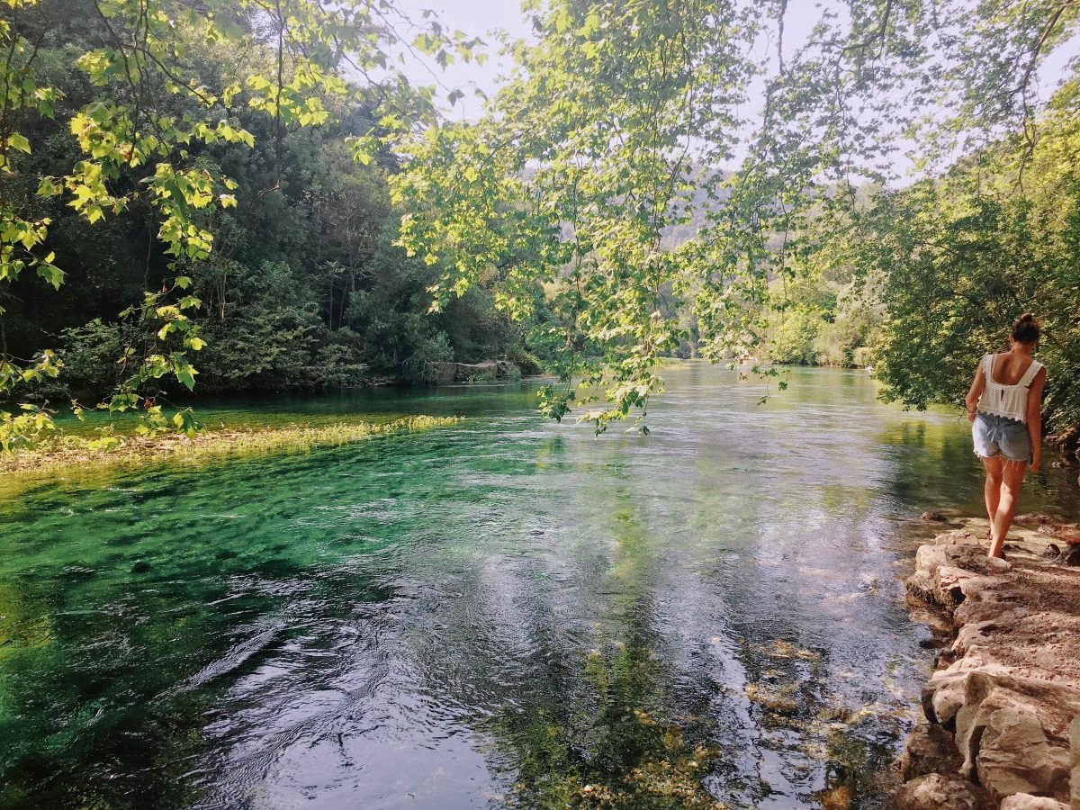 南法.普羅旺斯景點城鎮|碧泉村Fontaine de Vaucluse.郊山的溪水秘境- 唯法Oui My France!