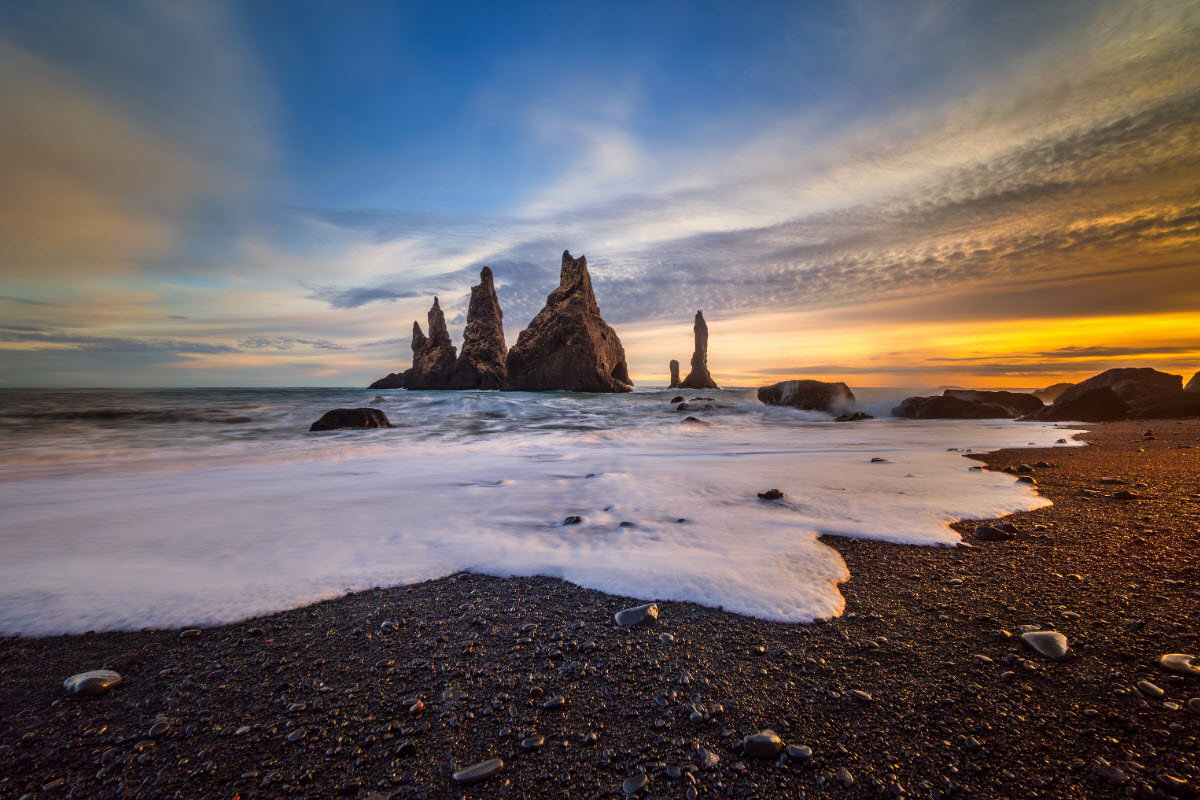 雷尼斯黑沙滩(Reynisfjara)是冰岛最有名的黑沙滩