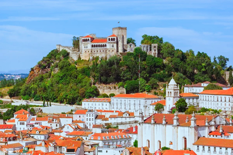 1658915434133852.jpg depositphotos_129631564-stock-photo-castle-in-leiria-portugal.jpg